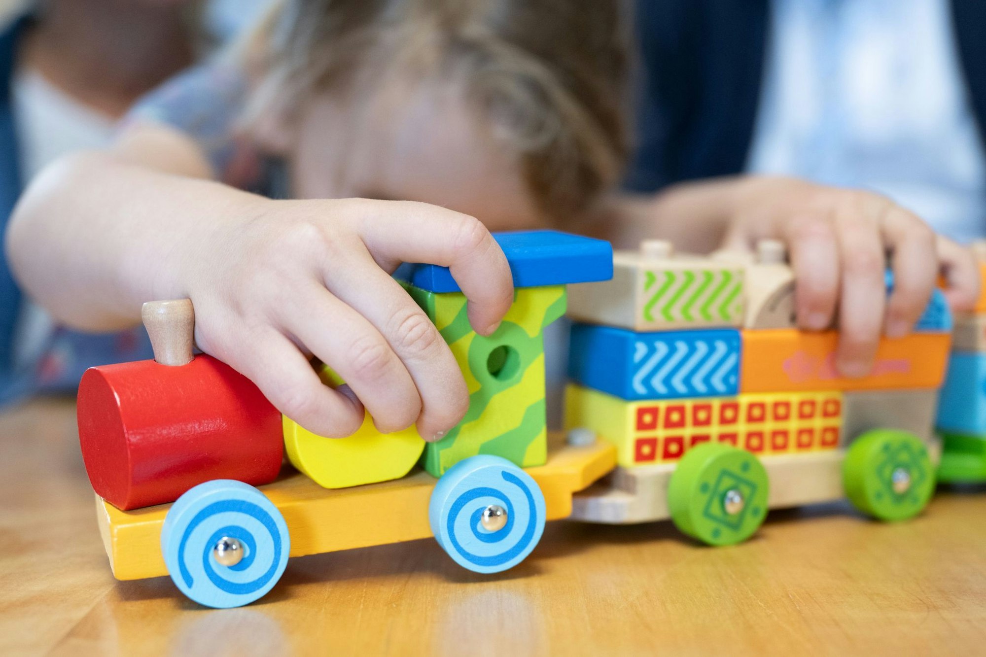 Zum Spielen brauchen Kinder nicht zwingend Spielzeuge. Diese können aber wichtige Funktionen erfüllen.