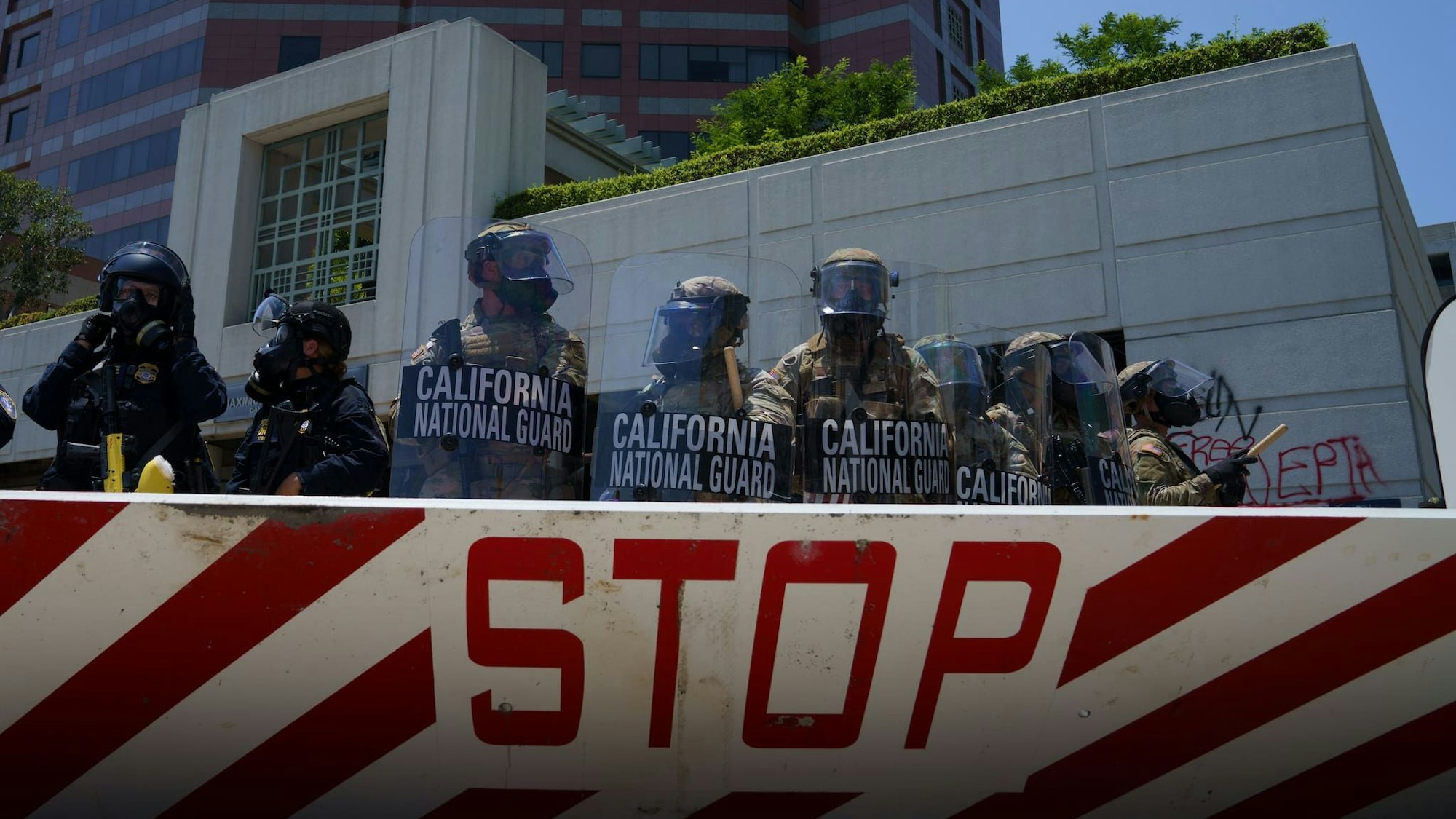 Soldaten der kalifornischen Nationalgarde stehen Wache vor dem Roybal Federal Building.