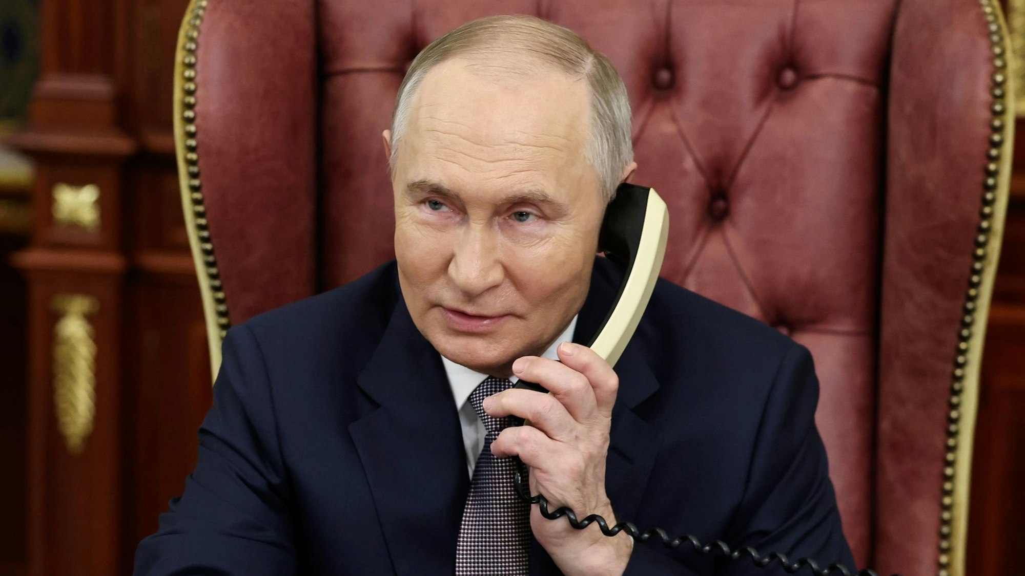 Kremlchef Putin telefoniert noch gern mit einem Schnurtelefon, für Russen mit Smartphone soll es aber neue Services unter staatlicher Aufsicht geben. (Archivbild)