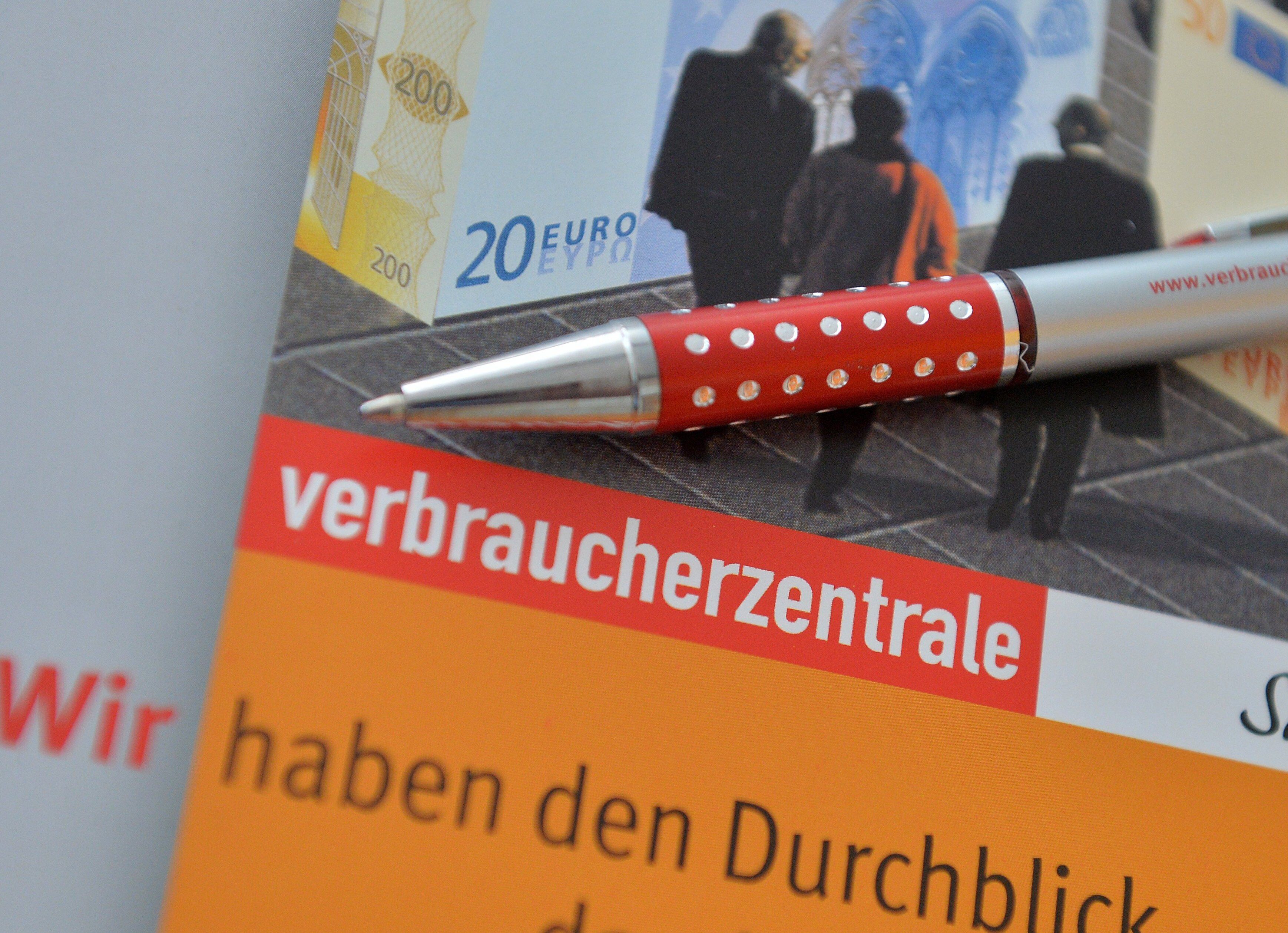 Eine Mappe der Verbraucherzentrale liegt auf einem Tisch. (zu dpa: «Verbraucherberatung für Geflüchtete jetzt dauerhaft») +++ dpa-Bildfunk +++