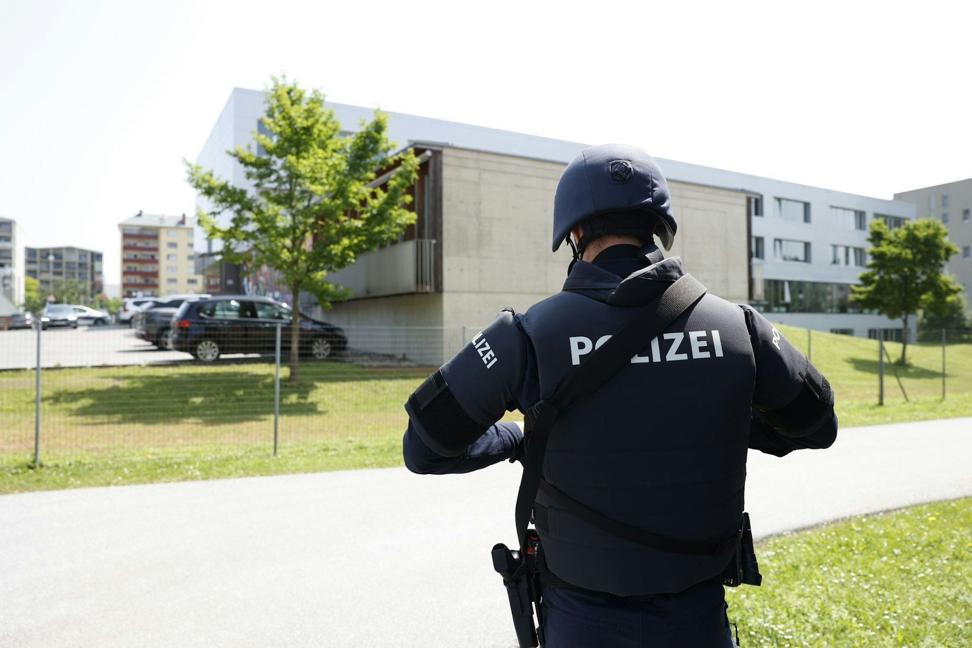 Die Schule sei inzwischen evakuiert worden, teilte die Polizei mit.