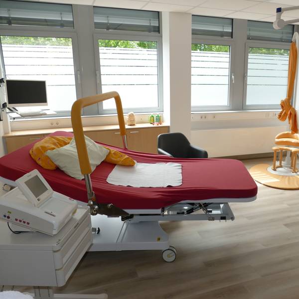 In zwei der Kreißsäle in Troisdorf-Sieglar stehen Geburtswannen bereit.