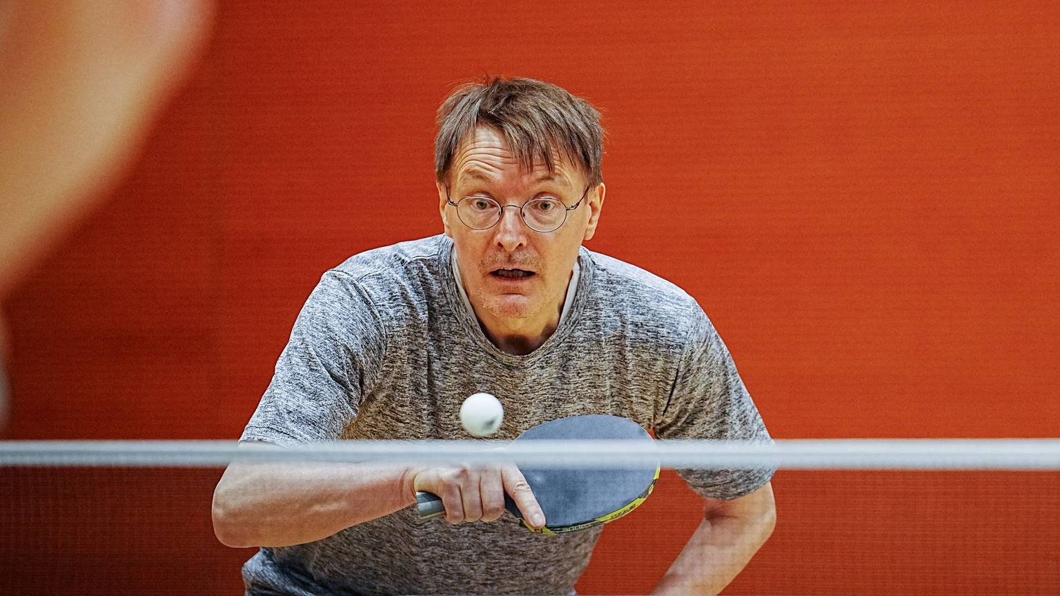 Karl Lauterbach (SPD), damals Bundesminister für Gesundheit, spielt bei einem Benefizturnier für Parkinson-Erkrankte in der Sporthalle des Bundestags Tischtennis. (Archivbild)