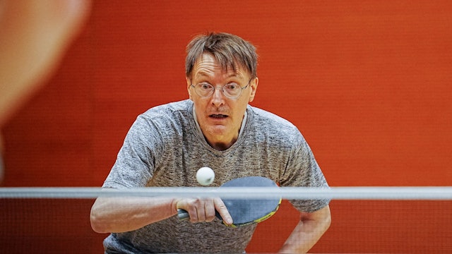Zu seinem 60. Geburtstag bekam Lauterbach 2023 ein sportliches Präsent, eine Tischtennisplatte von seinen Mitarbeitern. (Archivbild)