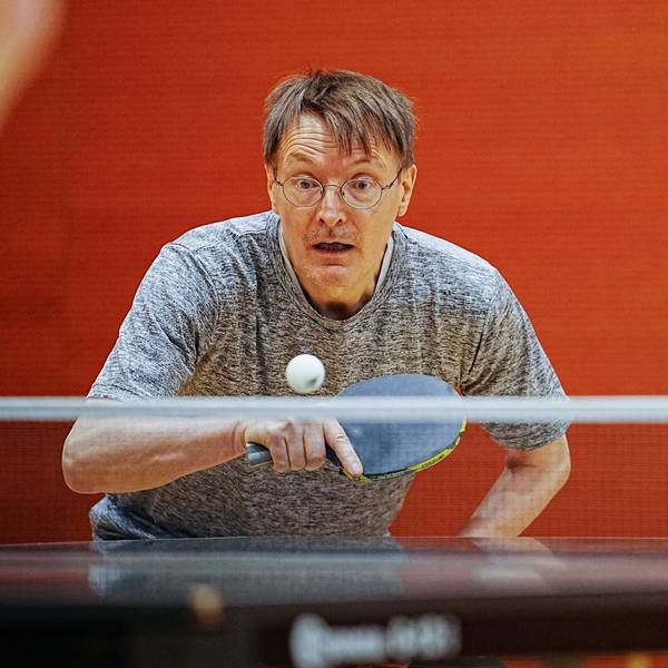 Karl Lauterbach (SPD), damals Bundesminister für Gesundheit, spielt bei einem Benefizturnier für Parkinson-Erkrankte in der Sporthalle des Bundestags Tischtennis. (Archivbild)