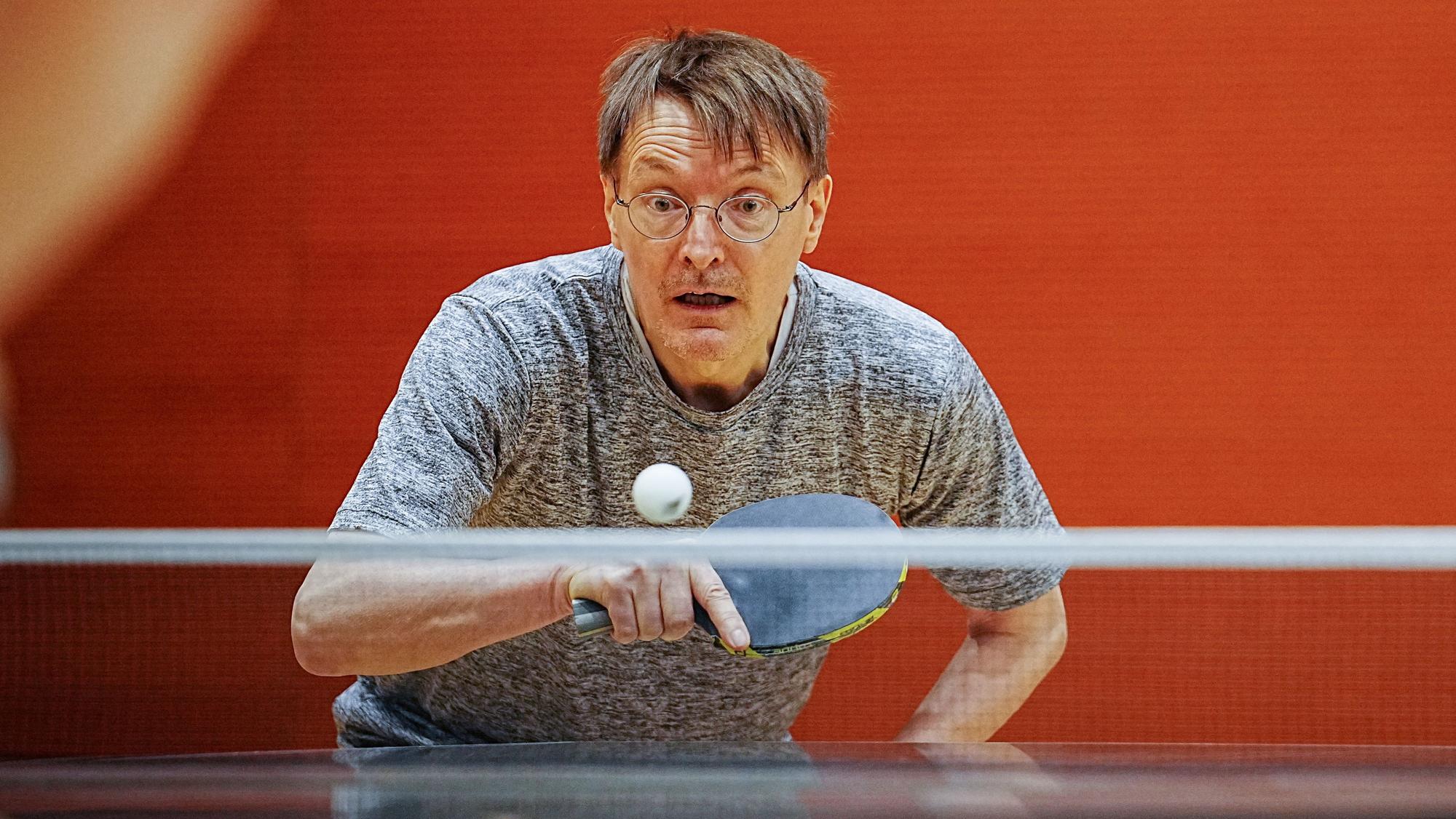 Karl Lauterbach (SPD), damals Bundesminister für Gesundheit, spielt bei einem Benefizturnier für Parkinson-Erkrankte in der Sporthalle des Bundestags Tischtennis. (Archivbild)