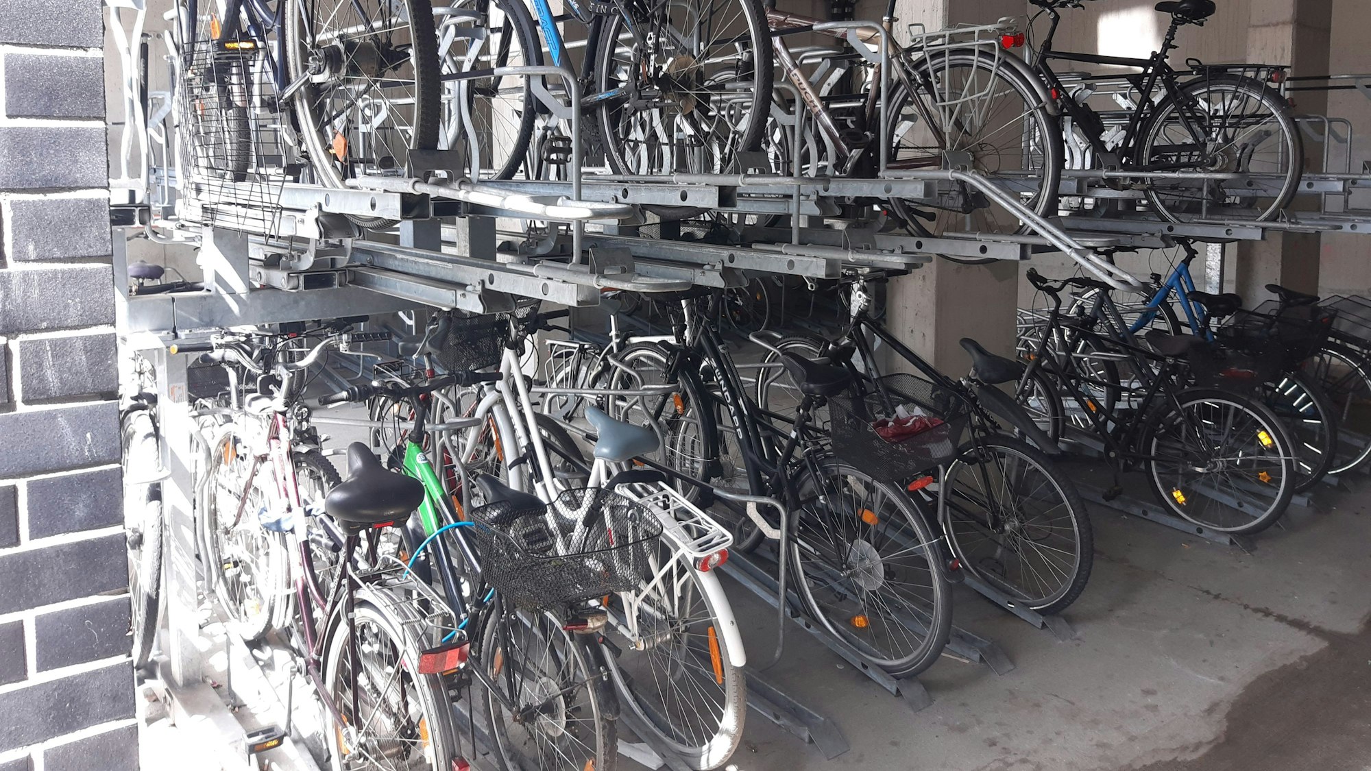 Das Foto zeigt eine Fahrradgarage.