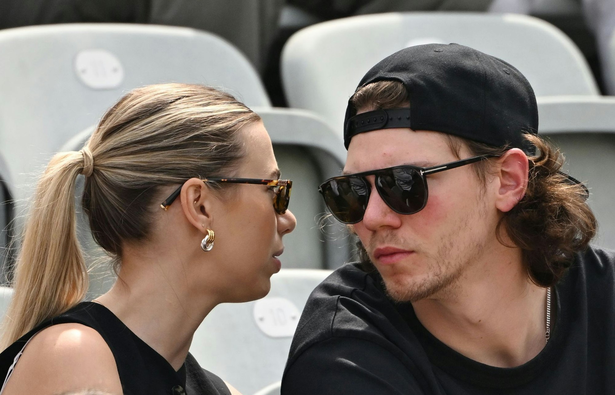 NHL-Verteidiger Moritz Seider schaute mit seiner Freundin, der früheren Shorttrackerin Anna Seidel, beim Tennis vorbei.
