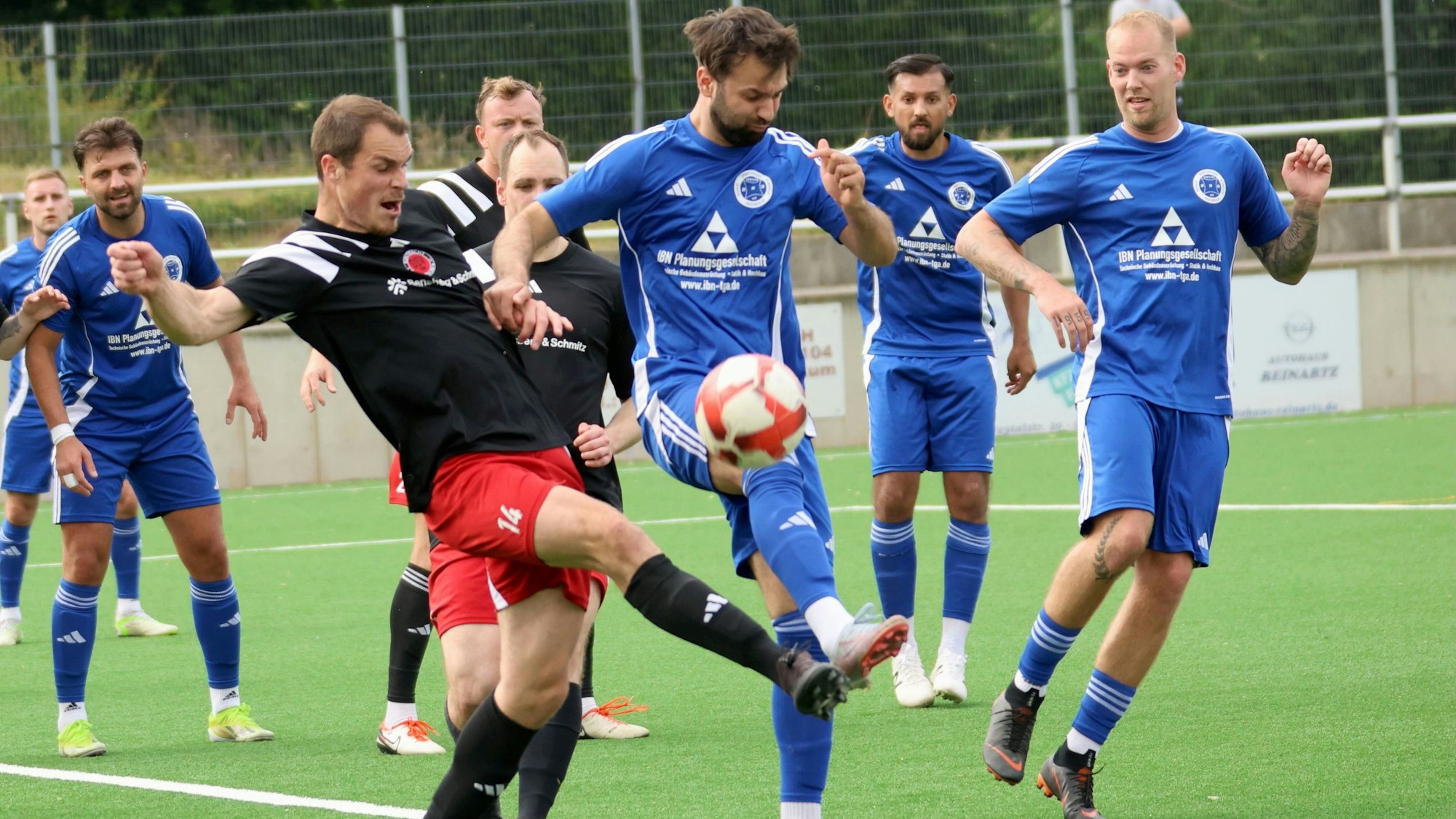 Niklas Schwarzenbacher trifft von unten den Fuß von Adrian Hajdini.