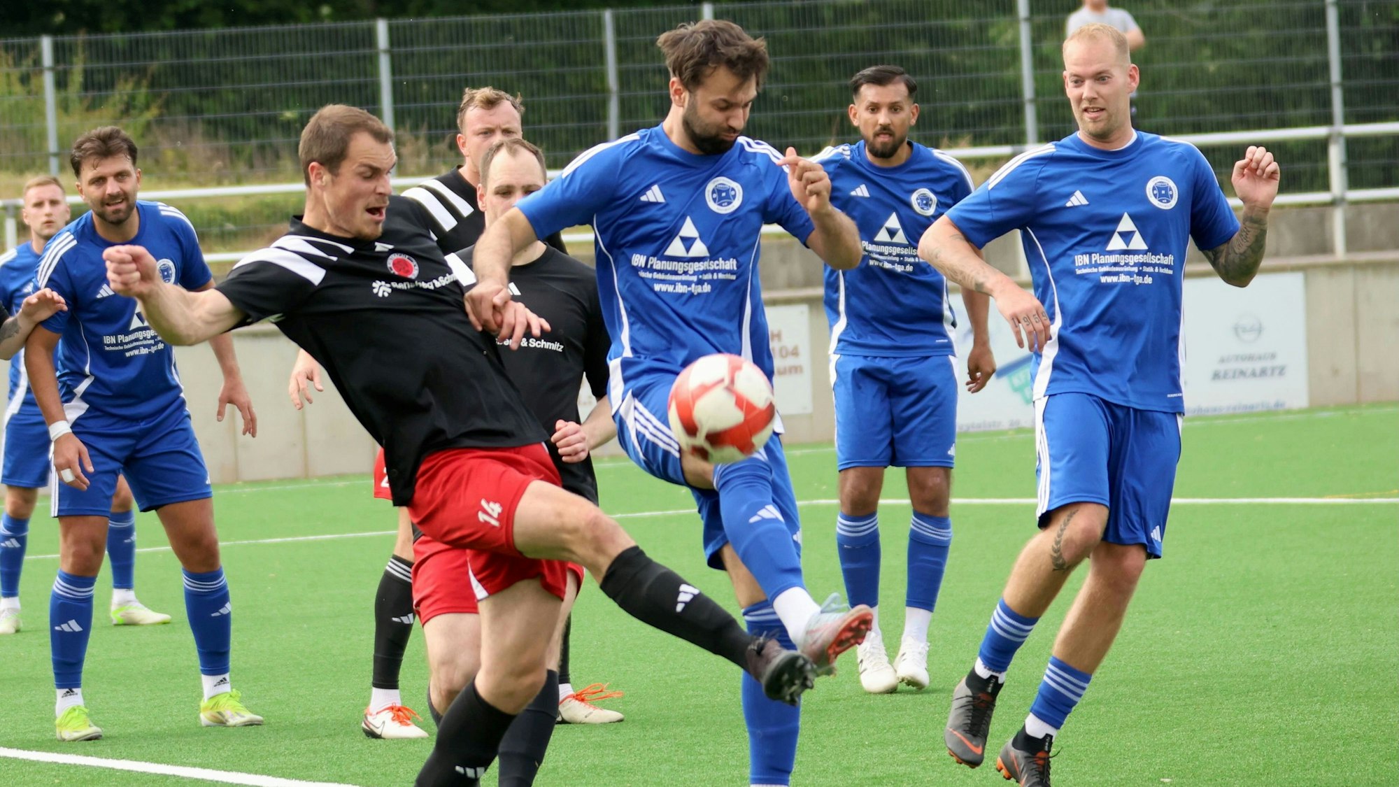 Das Bild zeigt eine Spielszene aus dem Duell beider Teams in der vergangenen Saison.