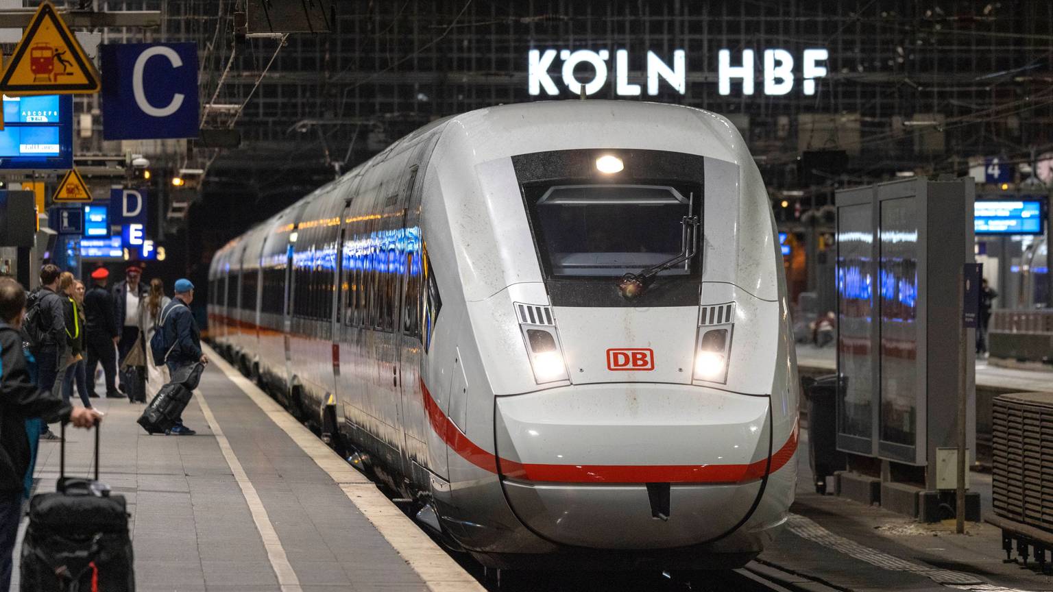 Verbände fordern die Deutsche Bahn dazu auf, die Abschaffung der Familienreservierung zu stoppen. (Archivbild)