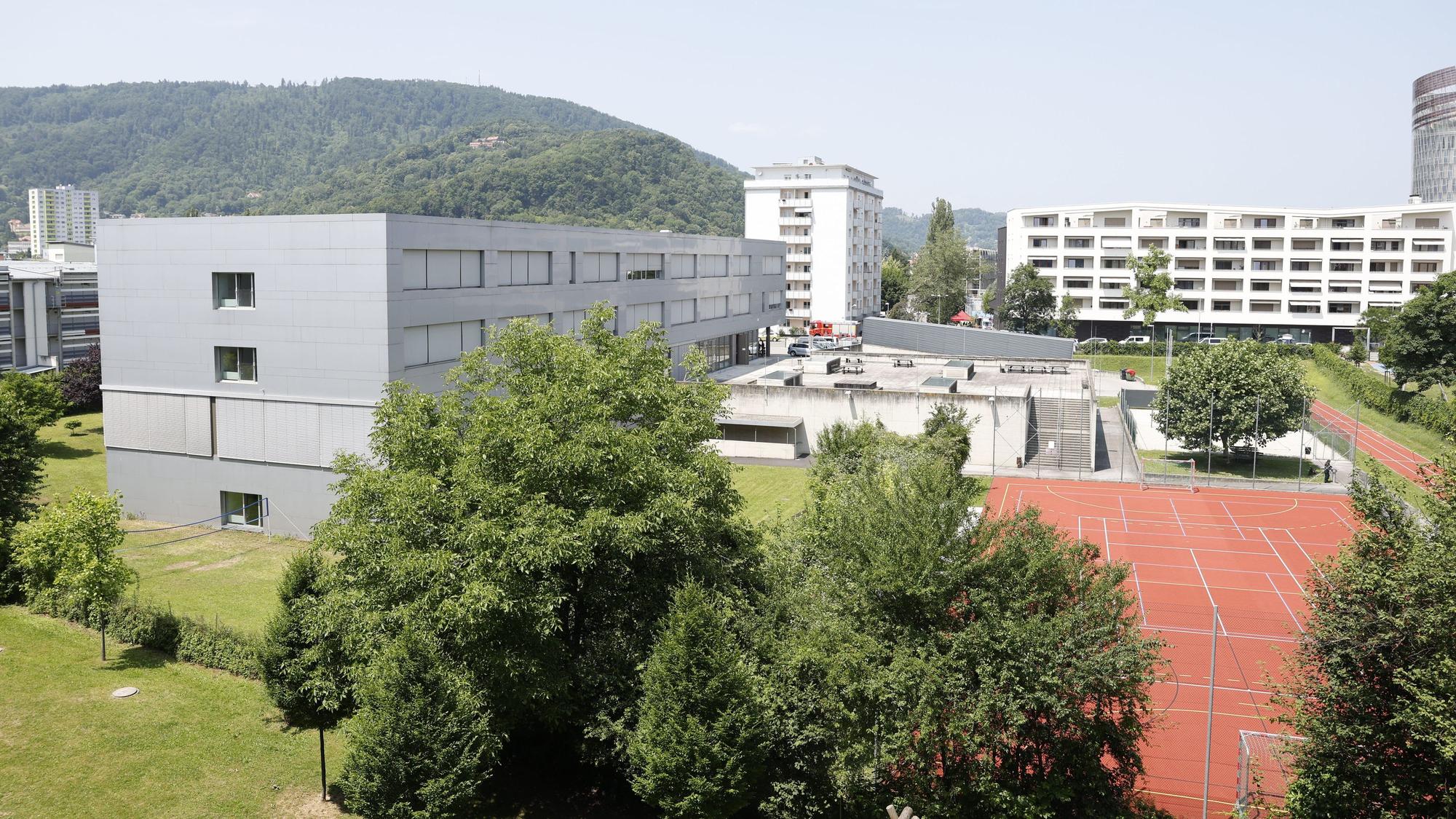 dpatopbilder - 10.06.2025, Österreich, Graz: Eine Übersicht der Schule in Graz in der Dreierschützengasse (Aufnahme mit einer Drohne). Nach den Schüssen an einer Schule in Österreich hat die Polizei zehn Todesopfer bestätigt. Es gebe auch mehrere Schwerverletzte, schrieb die Polizei auf X. Foto: Erwin Scheriau/APA/dpa +++ dpa-Bildfunk +++