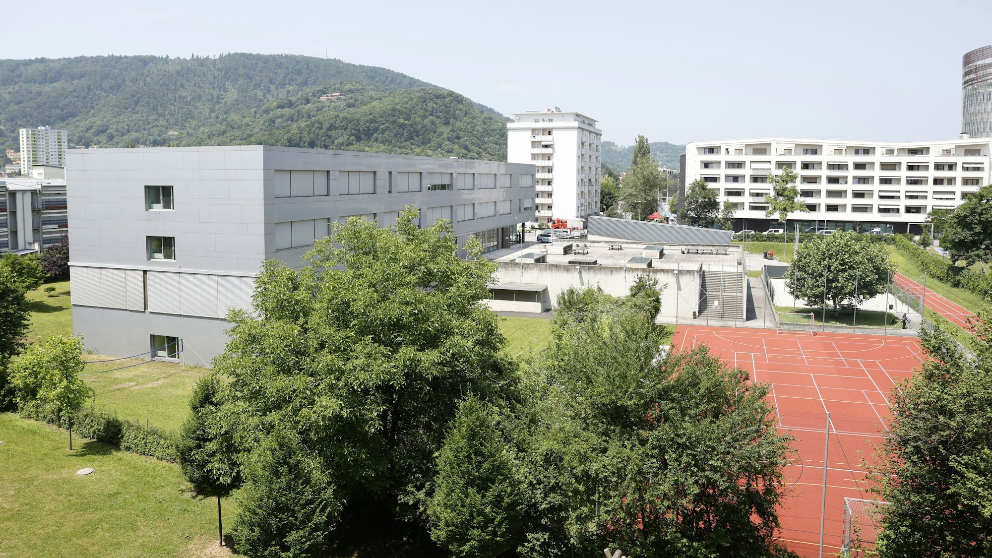 dpatopbilder - 10.06.2025, Österreich, Graz: Eine Übersicht der Schule in Graz in der Dreierschützengasse (Aufnahme mit einer Drohne). Nach den Schüssen an einer Schule in Österreich hat die Polizei zehn Todesopfer bestätigt. Es gebe auch mehrere Schwerverletzte, schrieb die Polizei auf X. Foto: Erwin Scheriau/APA/dpa +++ dpa-Bildfunk +++