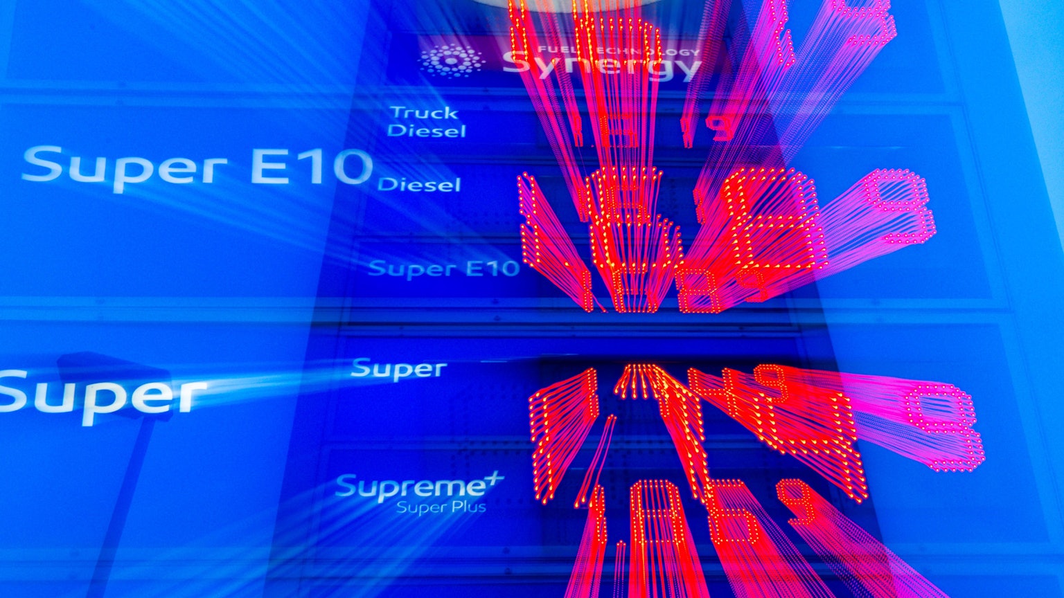 Das Bild zeigt eine Tafel mit Benzinpreisen.