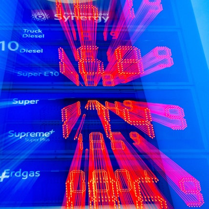 Das Bild zeigt eine Tafel mit Benzinpreisen.