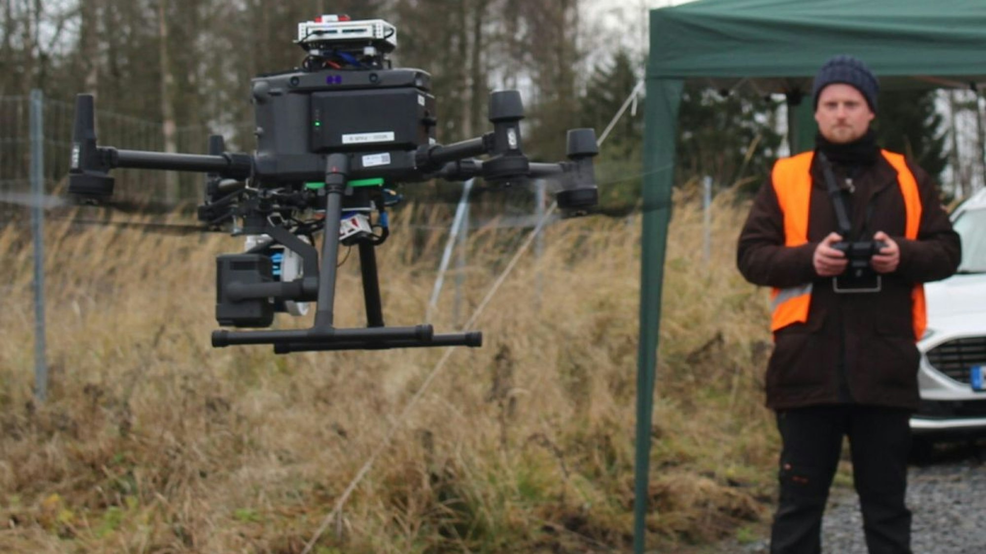 Auf der Suche nach geschädigten Bäumen lässt das DofoTech-Team eine Drohne steigen.