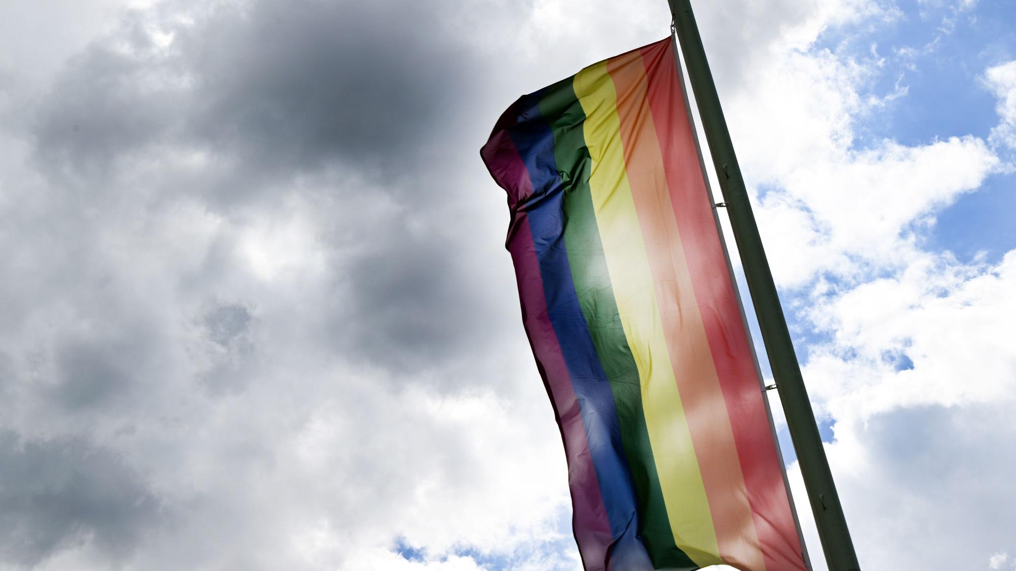 Die Regenbogenfahne steht für Vielfalt und gilt als ein Zeichen gegen Diskriminierung von queeren Menschen.
