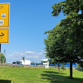 Verkehrszeichen, darauf sind Aufkleber zu sehen.