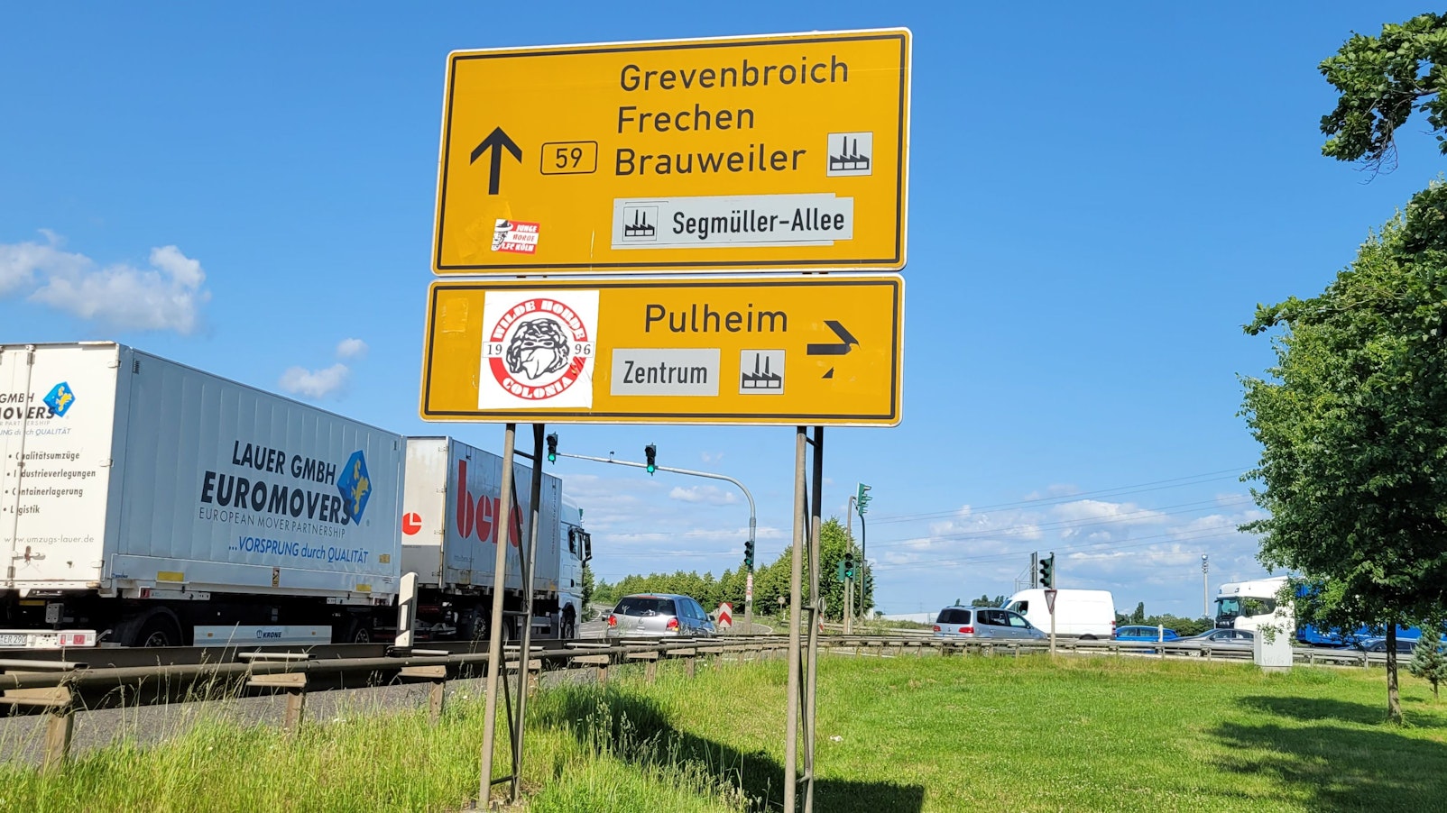 Verkehrszeichen, darauf sind Aufkleber zu sehen.