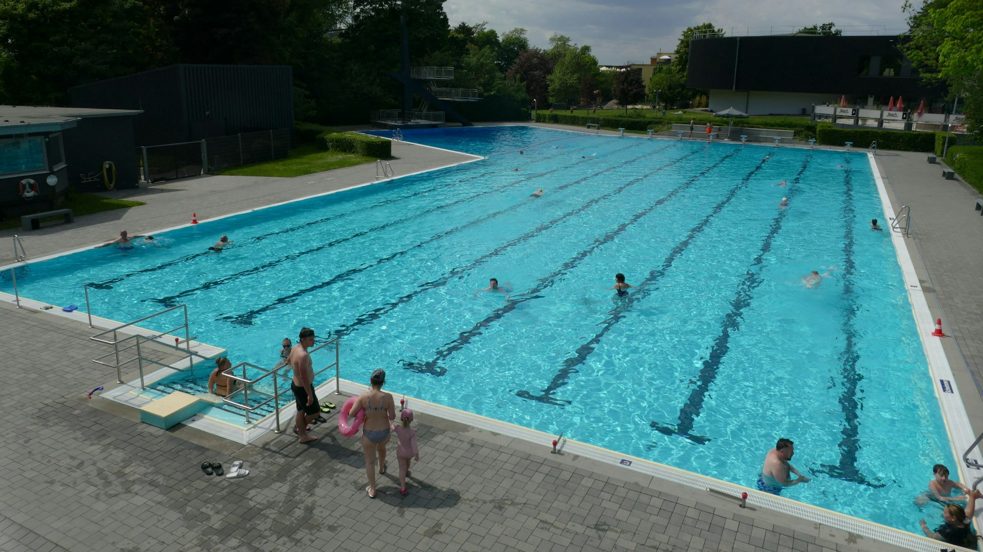 Das Schwimmerbecken im Freiband Oktopus in Siegburg: Auch eine große Liegewiese gibt es hier.