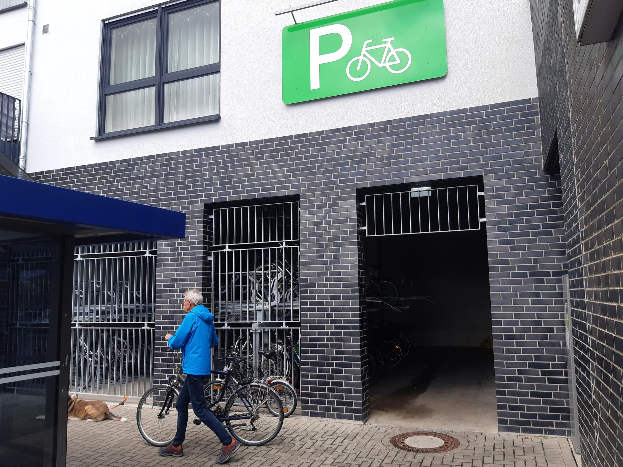 Kerpen schneidet bei der Mobilität vergleichsweise gut ab. Das Foto zeigt die Die Fahrradstellanlage am S-Bahnhof Sindorf.