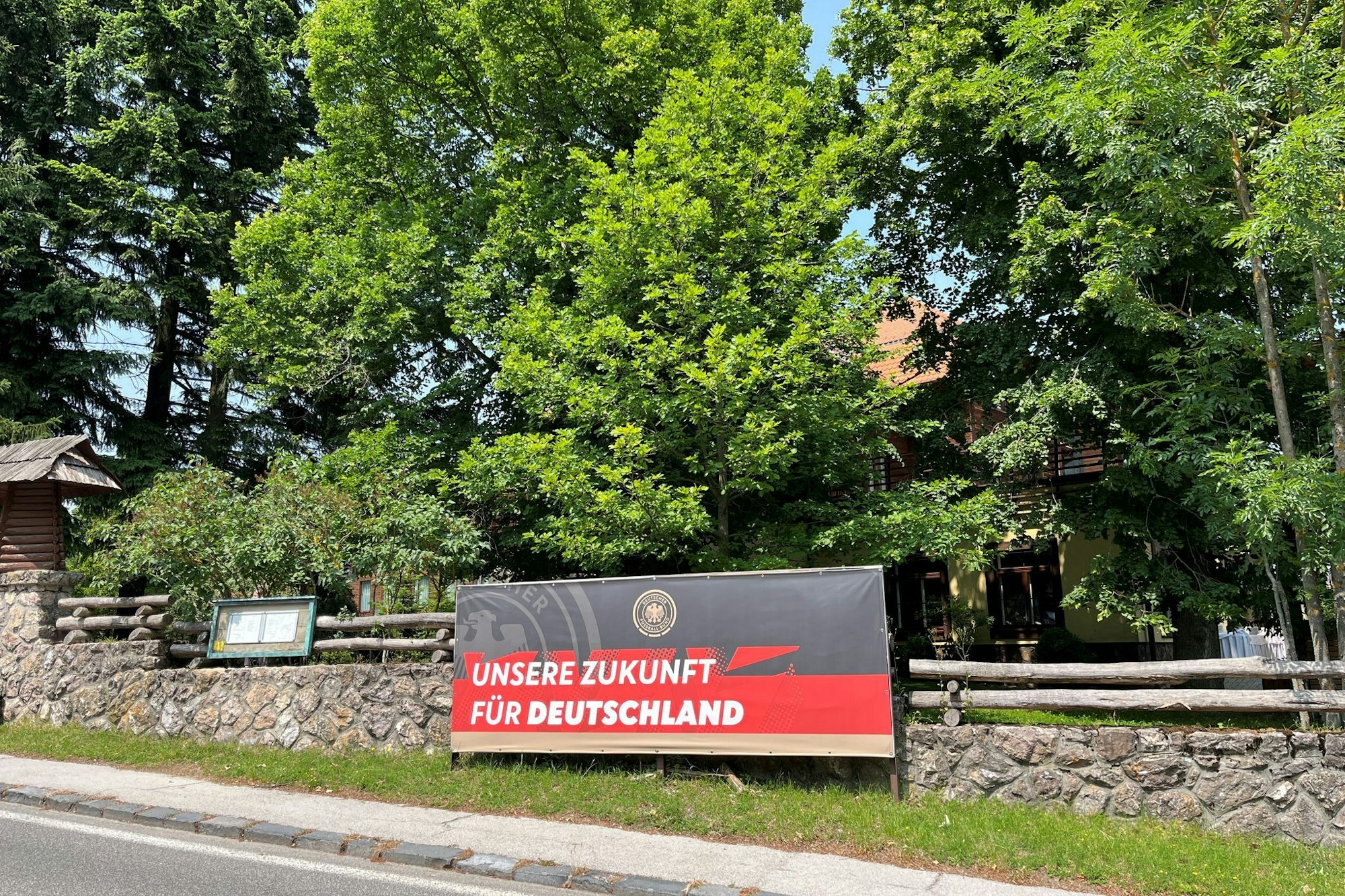 Die U21 logiert bei der EM in der Slowakei abgeschieden in Modra.