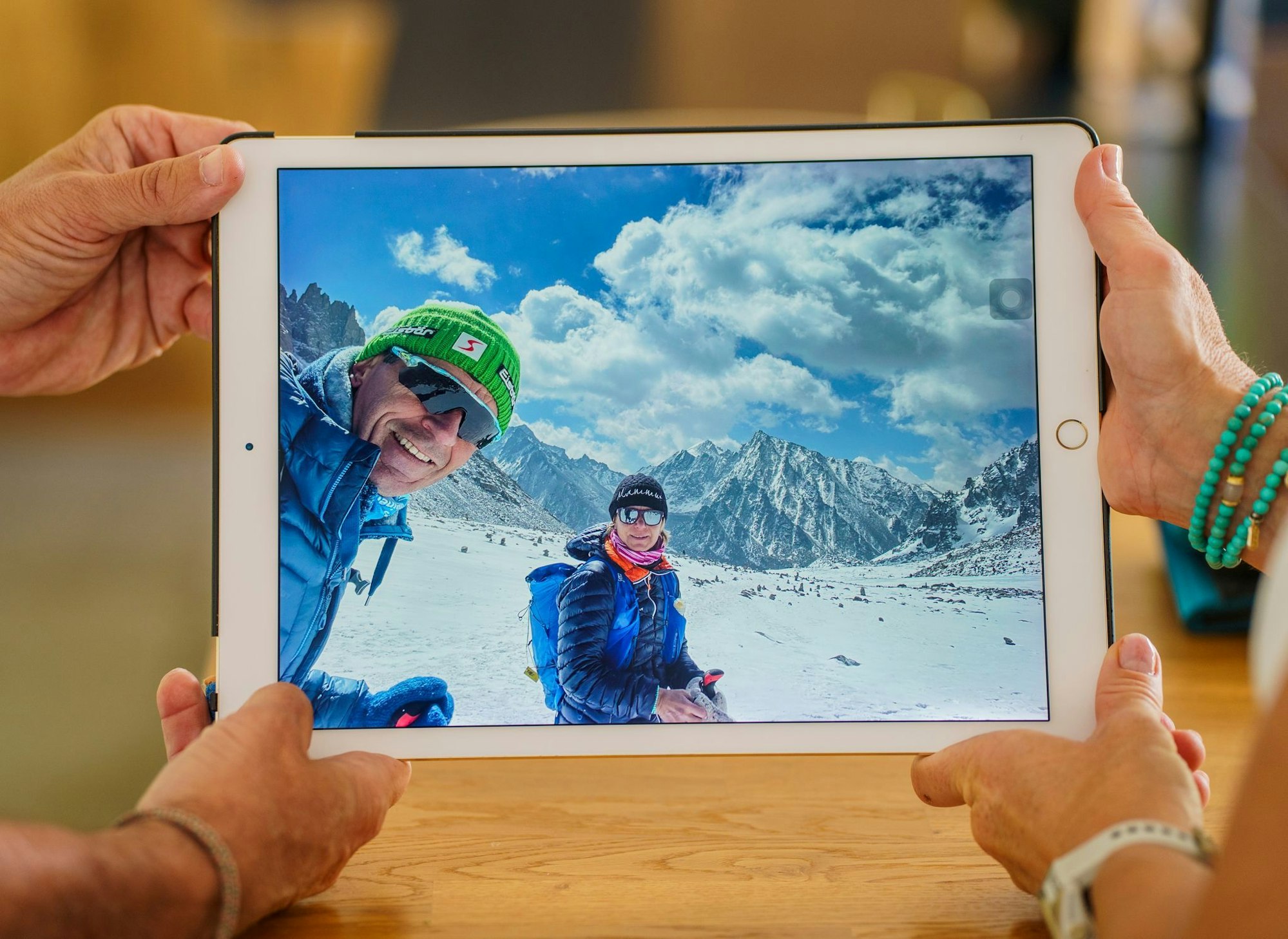 Erinnerungen an Reisen: Merk zeigt am Tablet Fotos aus Tibet.