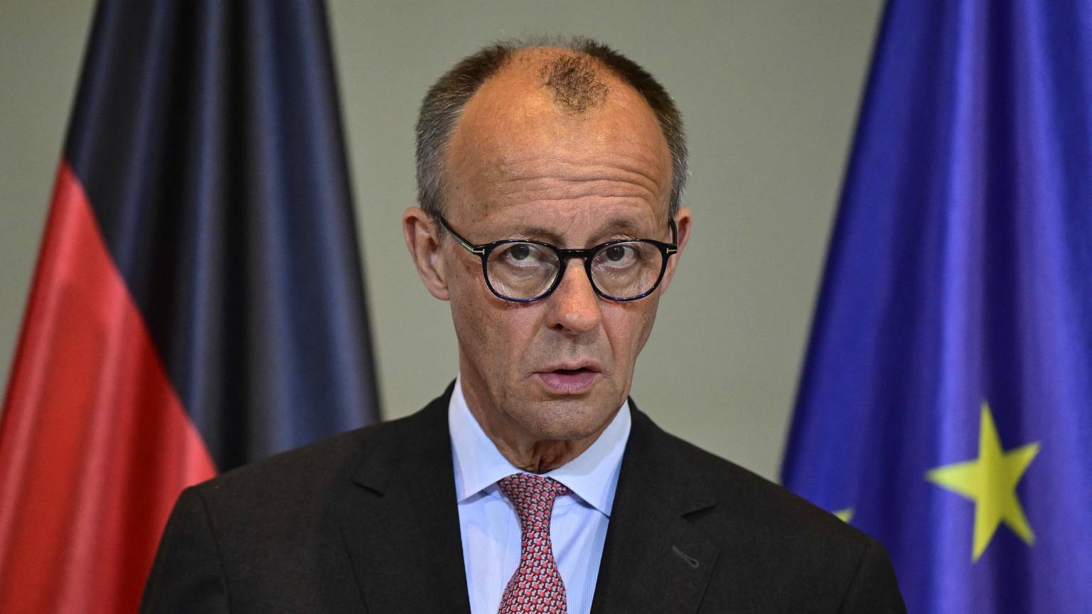 Beim Besuch des niederländischen Regierungschefs Dick Schoof in Berlin sprach sich Bundeskanzler Friedrich Merz deutlich gegen das russische Vorgehen in der Ukraine aus.