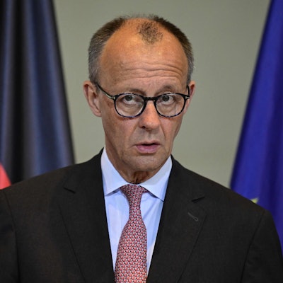 Beim Besuch des niederländischen Regierungschefs Dick Schoof in Berlin sprach sich Bundeskanzler Friedrich Merz deutlich gegen das russische Vorgehen in der Ukraine aus.