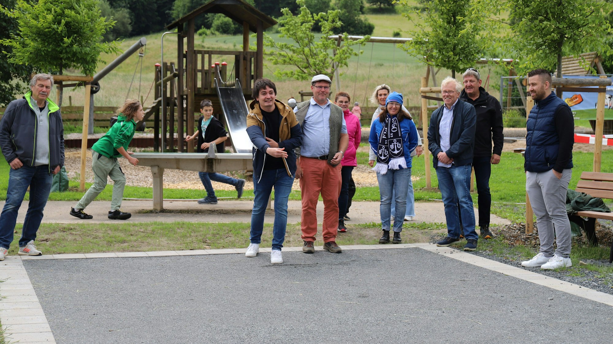 Bürgermeister Mario Dahm (M.) gewann die erste Partie Boule auf dem neu eröffneten Platz gegen den IG-Vorsitzenden Peter Auerbach (r. daneben).