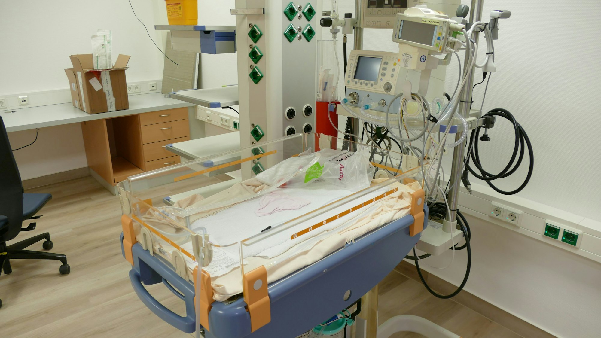 Zwei dieser Reanimationseinheiten stehen bereit, falls es nach der Geburt zu Notfällen bei den Neugeborenen kommt.