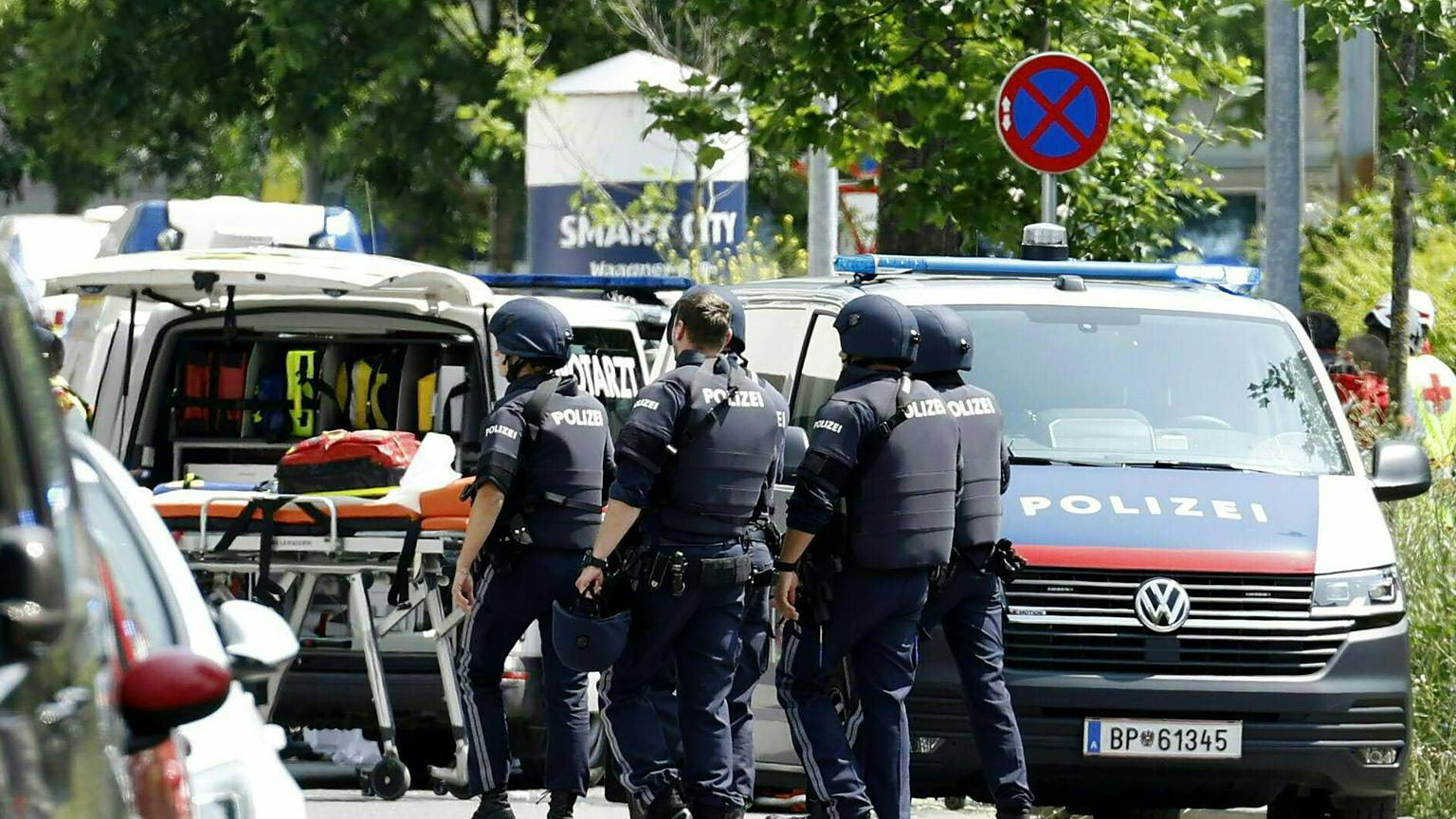 dpatopbilder - 10.06.2025, Österreich, Graz: Einsatzkräfte der Polizei stehen in der Nähe des Tatorts an einer Grazer Schule. Ein Polizei-Großeinsatz ist in einer Grazer Schule in der Dreierschützengasse angelaufen. Bei den Schüssen an einer Grazer Schule sind nach Angaben des ORF mehrere Menschen getötet worden. Das berichtete der Sender unter Berufung auf das österreichische Innenministerium. Foto: Erwin Scheriau/APA/dpa +++ dpa-Bildfunk +++