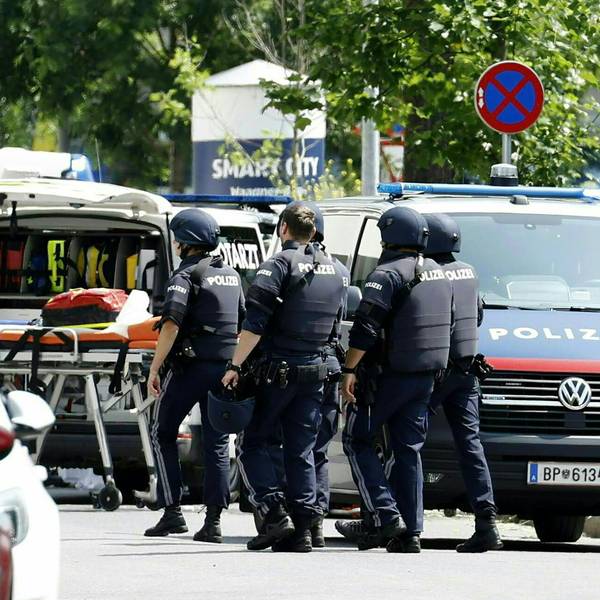dpatopbilder - 10.06.2025, Österreich, Graz: Einsatzkräfte der Polizei stehen in der Nähe des Tatorts an einer Grazer Schule. Ein Polizei-Großeinsatz ist in einer Grazer Schule in der Dreierschützengasse angelaufen. Bei den Schüssen an einer Grazer Schule sind nach Angaben des ORF mehrere Menschen getötet worden. Das berichtete der Sender unter Berufung auf das österreichische Innenministerium. Foto: Erwin Scheriau/APA/dpa +++ dpa-Bildfunk +++