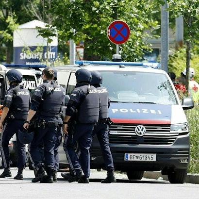 dpatopbilder - 10.06.2025, Österreich, Graz: Einsatzkräfte der Polizei stehen in der Nähe des Tatorts an einer Grazer Schule. Ein Polizei-Großeinsatz ist in einer Grazer Schule in der Dreierschützengasse angelaufen. Bei den Schüssen an einer Grazer Schule sind nach Angaben des ORF mehrere Menschen getötet worden. Das berichtete der Sender unter Berufung auf das österreichische Innenministerium. Foto: Erwin Scheriau/APA/dpa +++ dpa-Bildfunk +++