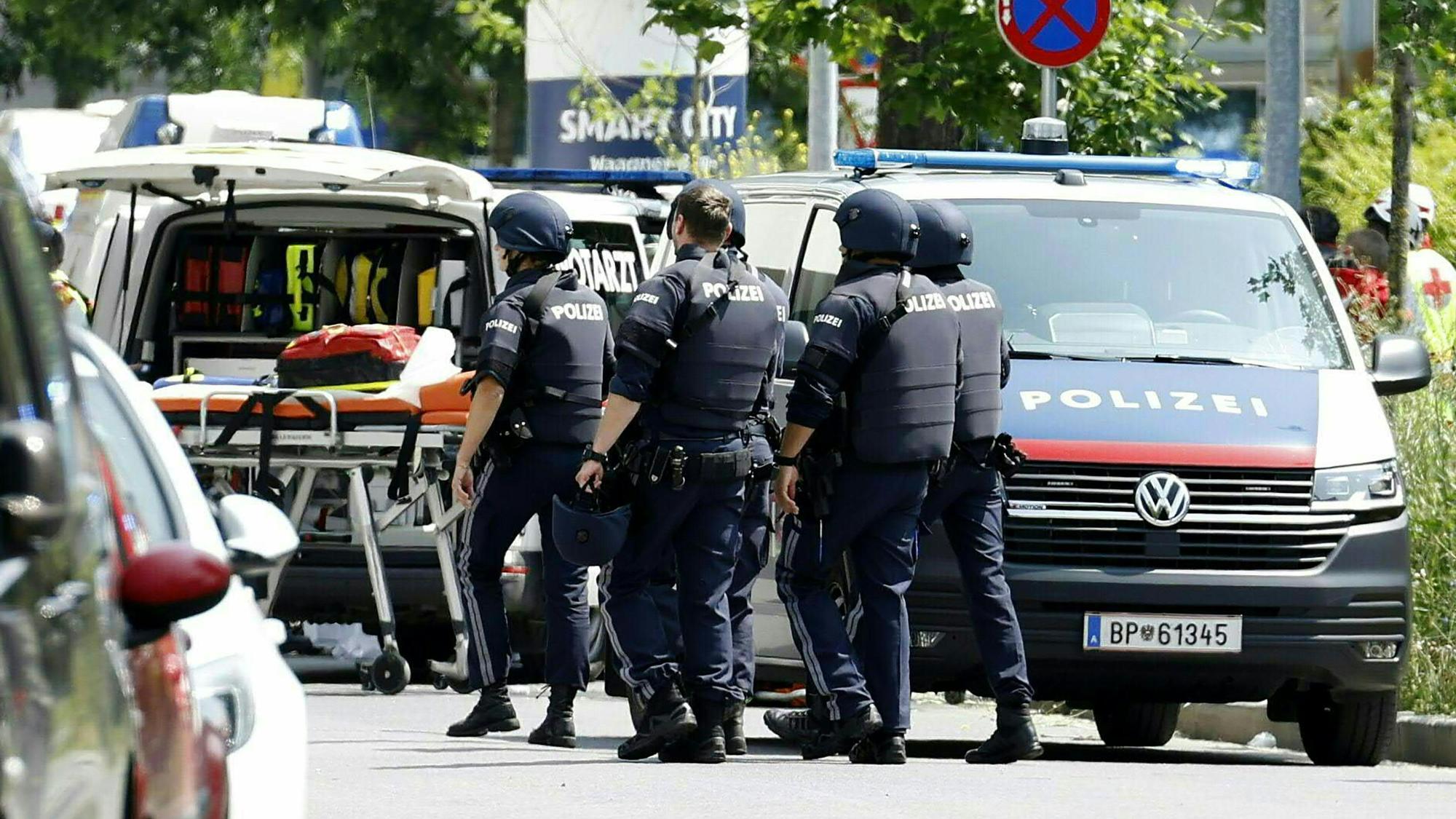 dpatopbilder - 10.06.2025, Österreich, Graz: Einsatzkräfte der Polizei stehen in der Nähe des Tatorts an einer Grazer Schule. Ein Polizei-Großeinsatz ist in einer Grazer Schule in der Dreierschützengasse angelaufen. Bei den Schüssen an einer Grazer Schule sind nach Angaben des ORF mehrere Menschen getötet worden. Das berichtete der Sender unter Berufung auf das österreichische Innenministerium. Foto: Erwin Scheriau/APA/dpa +++ dpa-Bildfunk +++