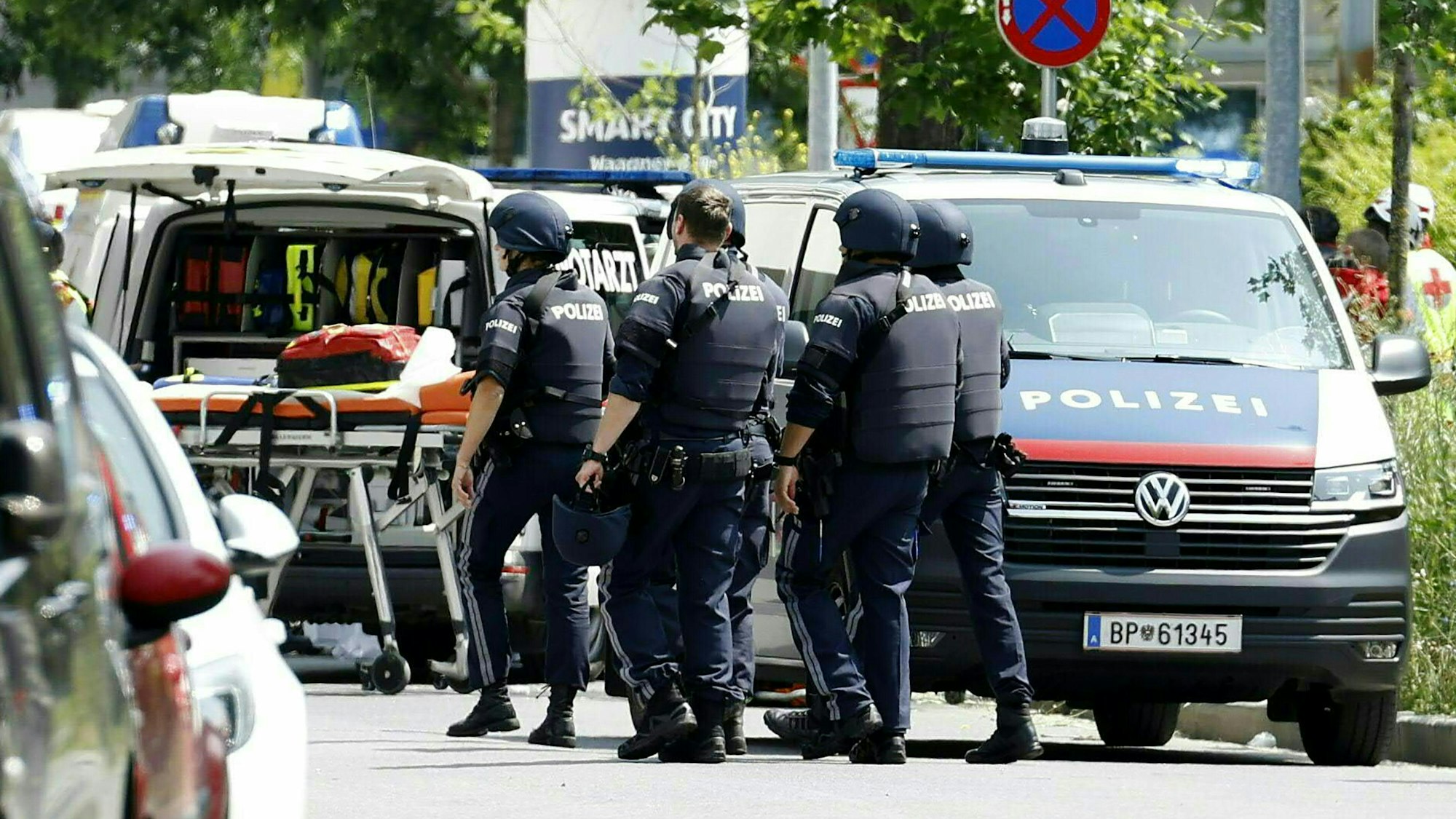 dpatopbilder - 10.06.2025, Österreich, Graz: Einsatzkräfte der Polizei stehen in der Nähe des Tatorts an einer Grazer Schule. Ein Polizei-Großeinsatz ist in einer Grazer Schule in der Dreierschützengasse angelaufen. Bei den Schüssen an einer Grazer Schule sind nach Angaben des ORF mehrere Menschen getötet worden. Das berichtete der Sender unter Berufung auf das österreichische Innenministerium. Foto: Erwin Scheriau/APA/dpa +++ dpa-Bildfunk +++