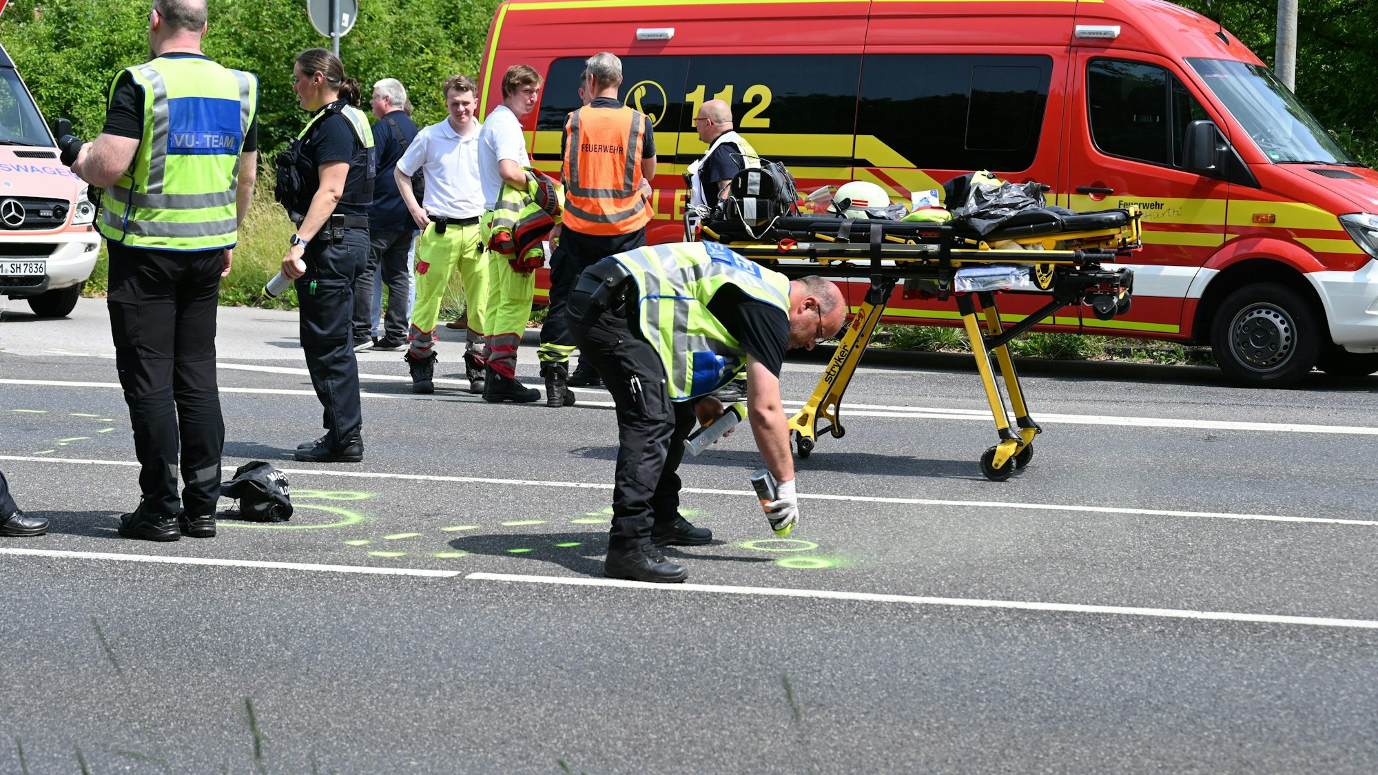 Zahlreiche Rettungskräfte kümmerten sich um die Verletzten. Polizisten sicherten Unfallspuren.