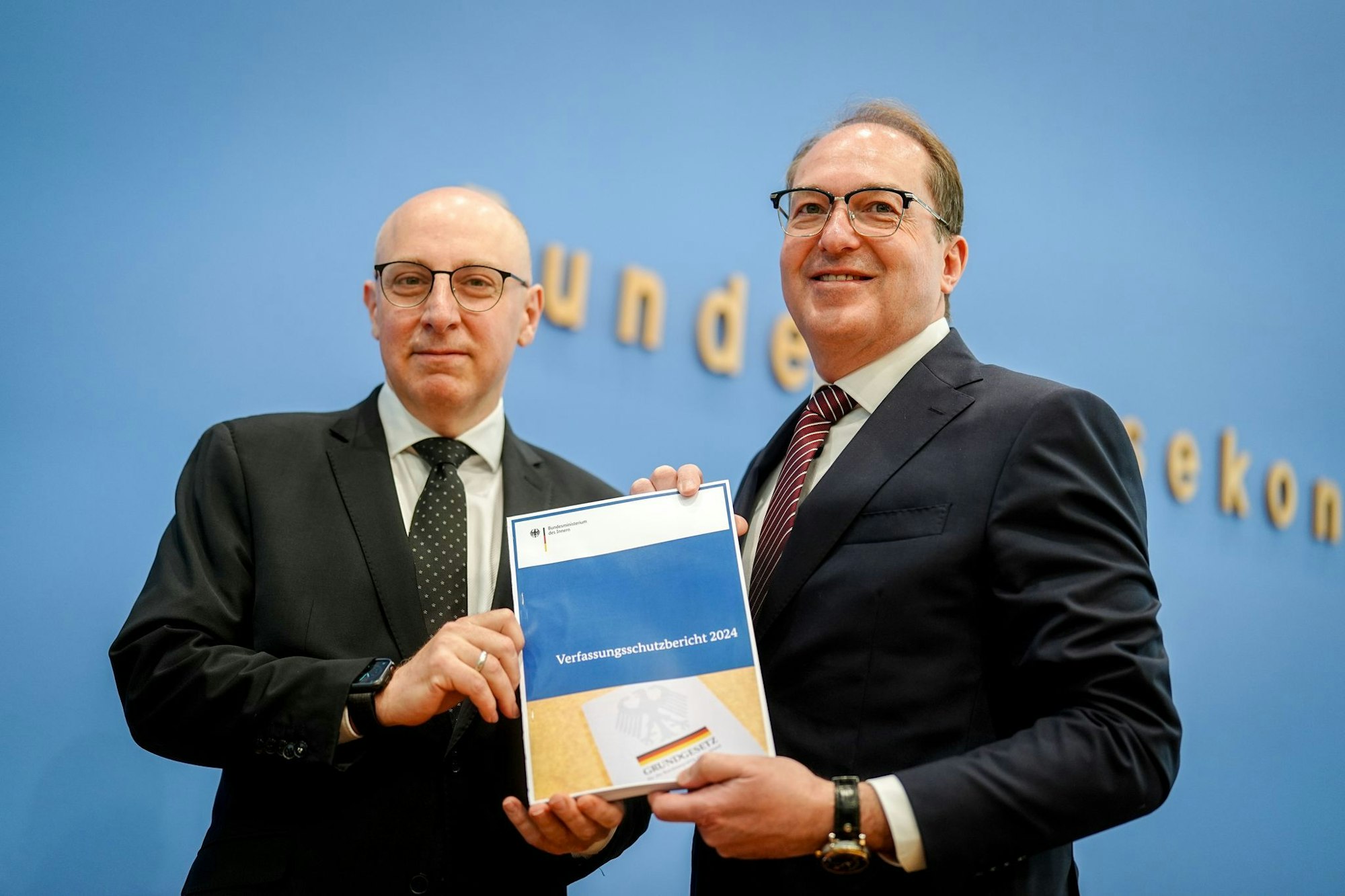 Bundesinnenminister Alexander Dobrindt (CSU) stellt den Jahresbericht zusammen mit BfV-Vizepräsident Sinan Selen vor.