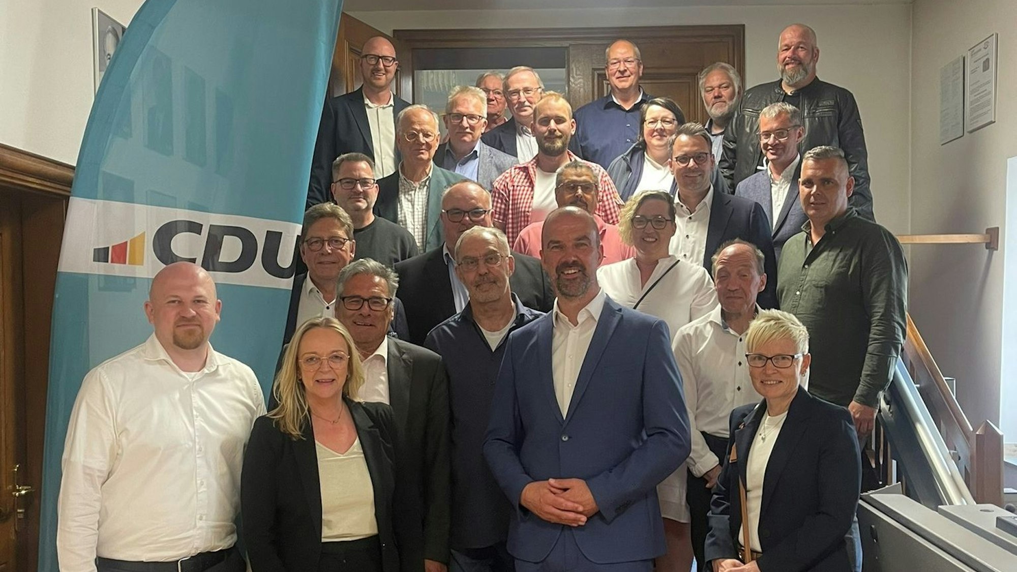 Die Kandidaten der CDU Bad Münstereifel für die Kommunalwahl stehen auf der Treppe vor dem Ratssaal.
