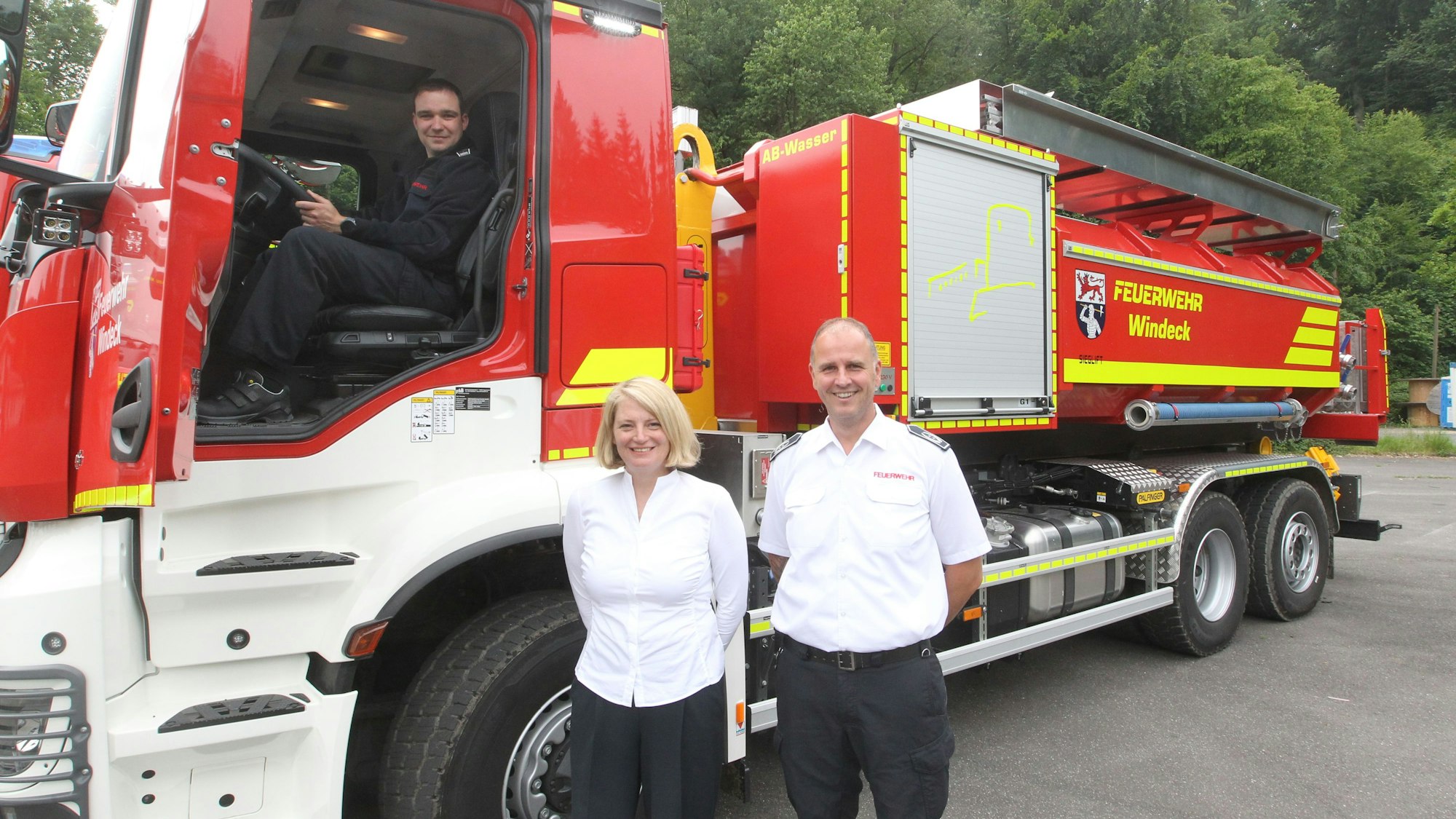 Die Feuerwehr Windeck hat vier neue Einsatzfahrzeuge. Bürgermeisterin Alexandra Gauß und Wehrleiter Daniel Walter stellten diese vor. Im Fahrzeug sitzt Robin Brozeit.