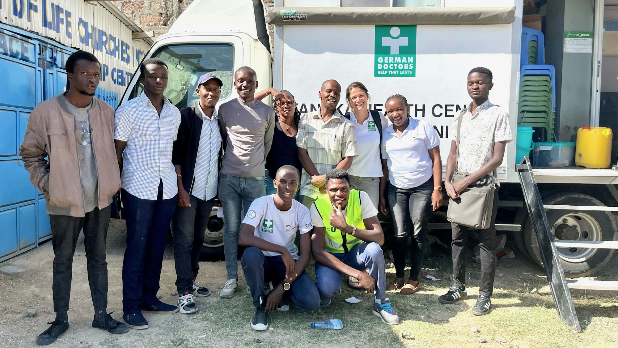 Das Bild zeigt Helena Sauter mit dem Team der Ambulanz vor der Rolling Clinic (LKW im Hintergrund)