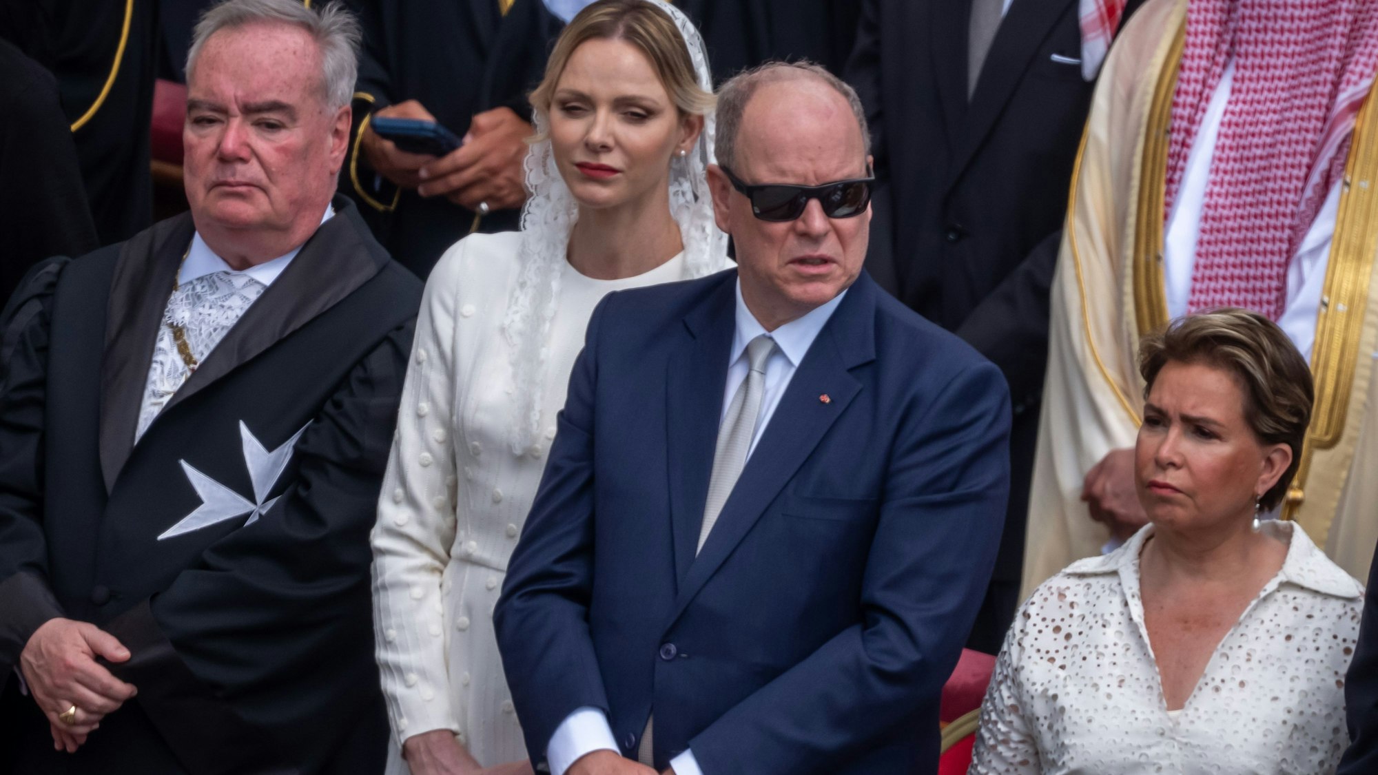 Monacos Fürst Albert (2.v.r.) und Fürstin Charlene von Monaco (2.v.l.) nehmen an der Amtseinführung von Papst Leo XIV. auf dem Petersplatz teil.