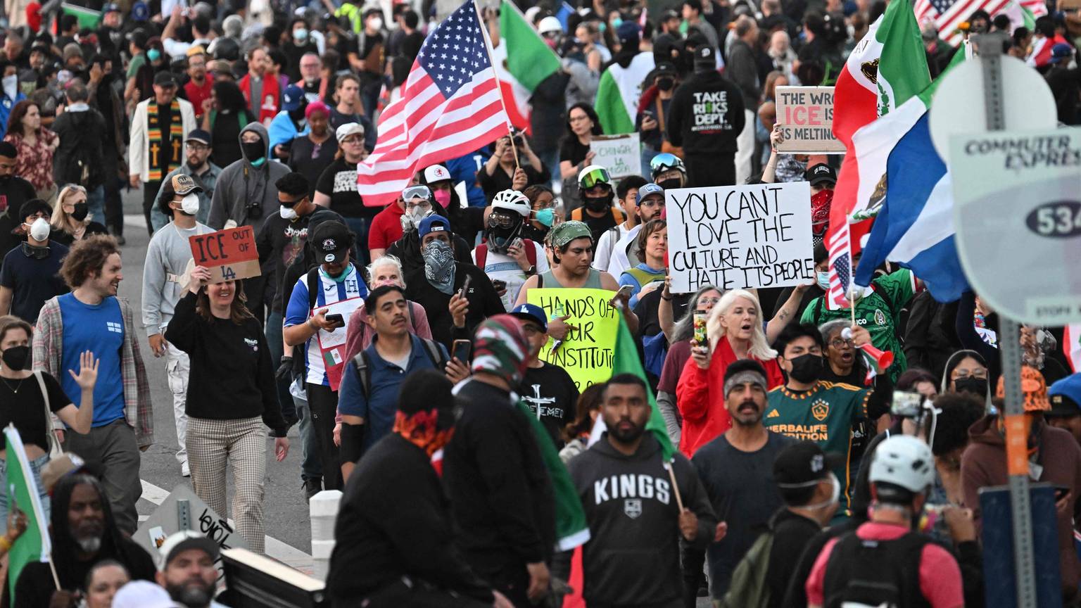 Das Bild zeigt Demonstrierende in Los Angeles. Foto von Robyn Beck / AFP)
