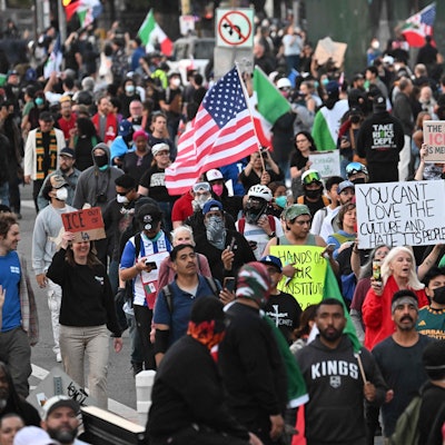 Das Bild zeigt Demonstrierende in Los Angeles. Foto von Robyn Beck / AFP)