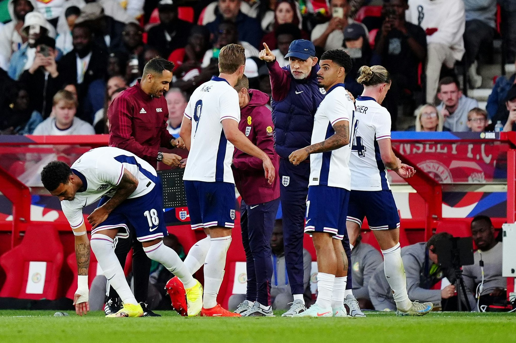 Englands Trainer Thomas Tuchel (M) konnte mit der Leistung seiner Spieler gegen das Team aus Senegal nicht zufrieden sein.