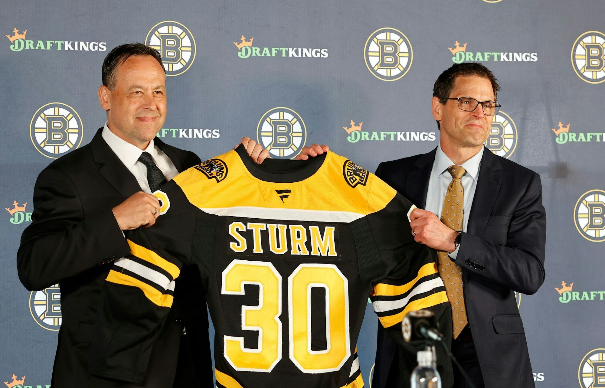 Der frühere Bundestrainer Marco Sturm (l) ist der 30. Trainer bei den Boston Bruins und erster deutsche Coach in der NHL.