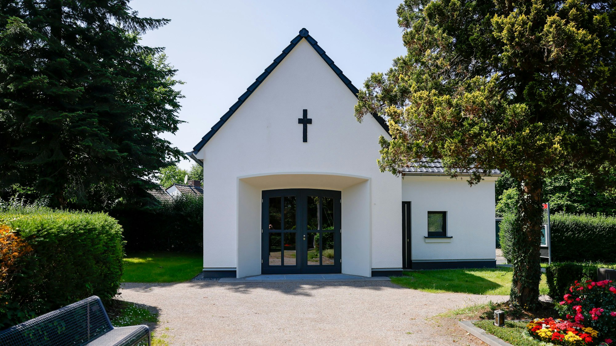 Das Kolumbarium in Weiß sieht eigentlich fertig aus. Aber es ist immer noch nicht zugänglich.