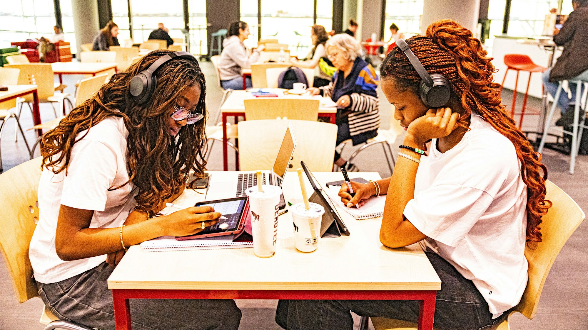 Die Lernplätze waren schon in den ersten Stunden nach der Eröffnung begehrt.