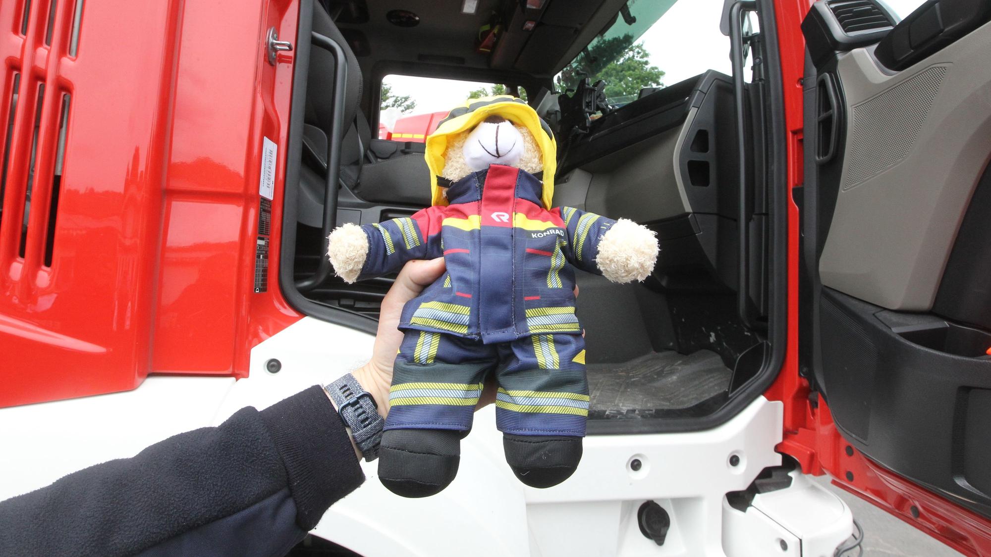 In jedem Löschfahrzeug fährt Teddy „Konrad“ mit.