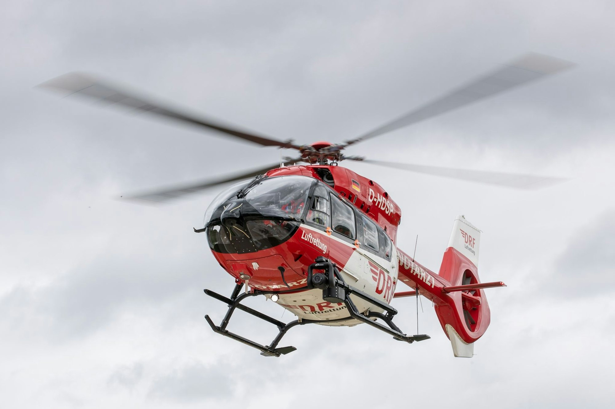 Mit einem Rettungshubschrauber wird das Mädchen in eine Kinderklinik gebracht. (Symbolbild)